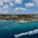 Luchtfoto van de kust bij Jan Thiel op Curaçao met turquoise water