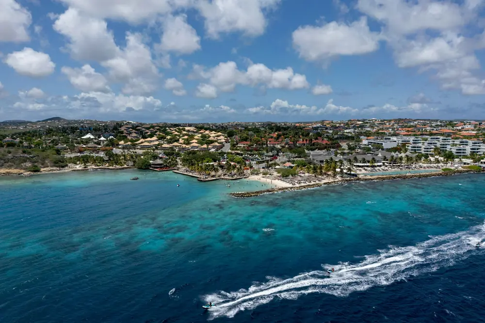 Luchtfoto van de kust bij Jan Thiel op Curaçao met turquoise water