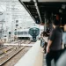 Reizigers wachten netjes in de rij op het perron van een Japans treinstation terwijl de trein binnenrijdt