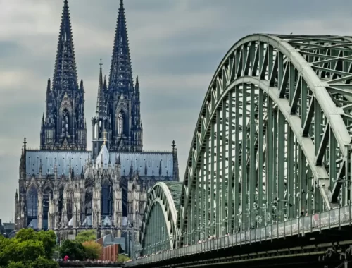 De Dom van Keulen en de Hohenzollernbrug over de Rijn