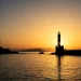 De vuurtoren van de oude haven van Chania op Kreta bij zonsondergang