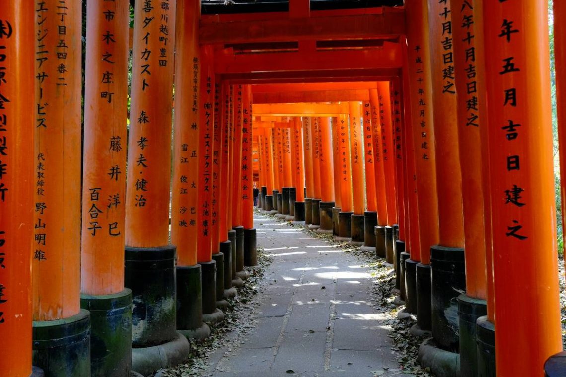 Rode torii-poorten bij Fushimi Inari in Kyoto, Japan