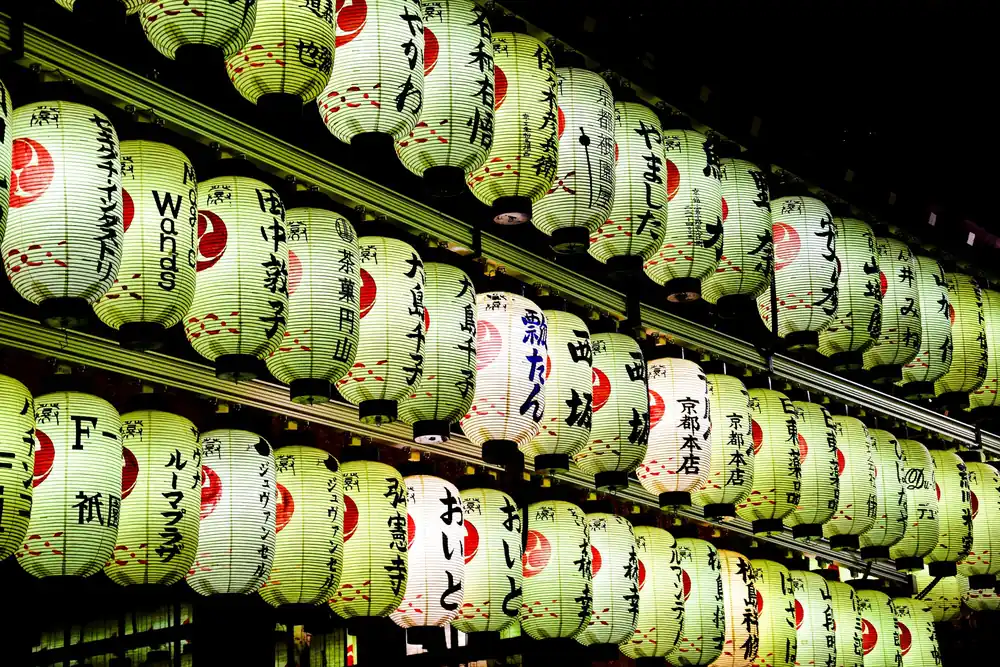 Verlichte lantaarns bij de Yasaka Shrine in Kyoto in de avond