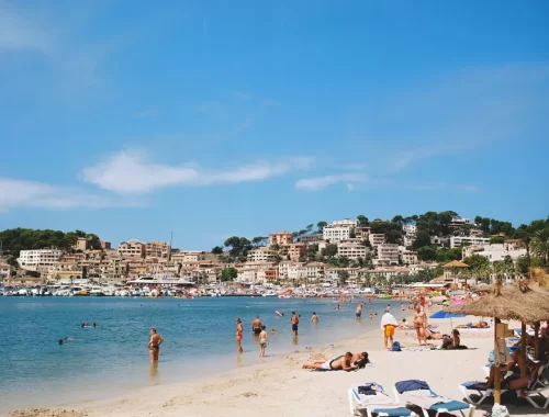 Zonnig strand in de baai van Port de Sóller op Mallorca met bergen op de achtergrond