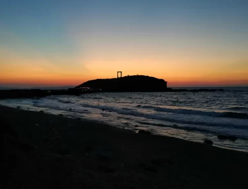Zonsondergang bij de Portara op Naxos met de zee op de voorgrond