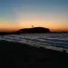 Zonsondergang bij de Portara op Naxos met de zee op de voorgrond