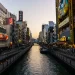 Het Dotonbori-kanaal in Osaka met neonreclames in de avondschemering