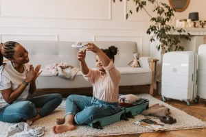 Moeder en dochtertje pakken samen een koffer in voor de vakantie