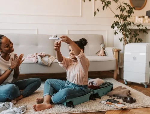 Moeder en dochtertje pakken samen een koffer in voor de vakantie