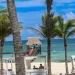 Palmbomen en het Caribische strand van Playa del Carmen in Mexico
