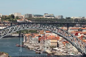 De ijzeren brug Ponte Dom Luís I over de Douro met de kleurrijke huizen van Ribeira in Porto