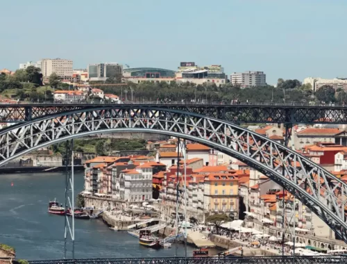 De ijzeren brug Ponte Dom Luís I over de Douro met de kleurrijke huizen van Ribeira in Porto