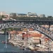 De ijzeren brug Ponte Dom Luís I over de Douro met de kleurrijke huizen van Ribeira in Porto