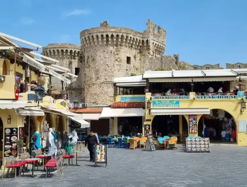 Een middeleeuwse toren en terrasjes in de oude stad van Rhodos