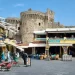 Een middeleeuwse toren en terrasjes in de oude stad van Rhodos