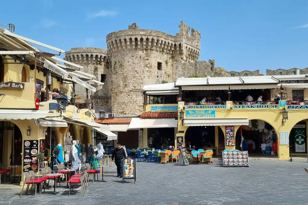 Een middeleeuwse toren en terrasjes in de oude stad van Rhodos