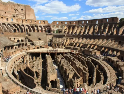 Het Colosseum in Rome bij een blauwe lucht
