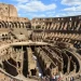 Het Colosseum in Rome bij een blauwe lucht
