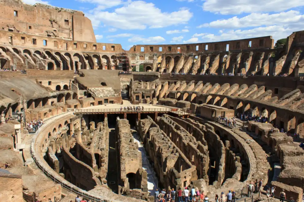 Het Colosseum in Rome bij een blauwe lucht