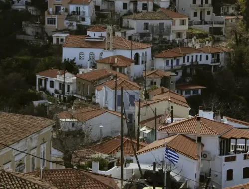 Witte huisjes met rode daken op een heuvel in Karlovasi op Samos