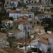 Witte huisjes met rode daken op een heuvel in Karlovasi op Samos