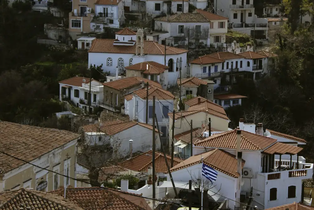 Witte huisjes met rode daken op een heuvel in Karlovasi op Samos