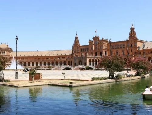 Plaza de España in Sevilla met roeibootjes op het kanaal