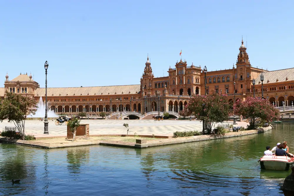 Plaza de España in Sevilla met roeibootjes op het kanaal