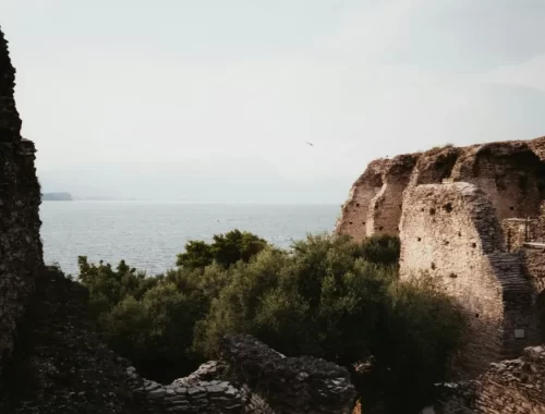 Romeinse ruïnes van de Grotte di Catullo in Sirmione met uitzicht op het Gardameer