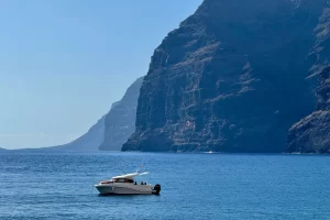De kliffen van Los Gigantes op Tenerife met een bootje op de blauwe oceaan