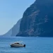 De kliffen van Los Gigantes op Tenerife met een bootje op de blauwe oceaan