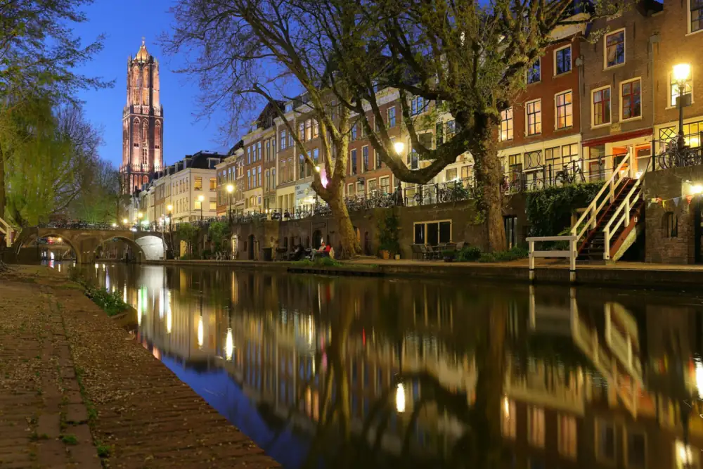 De Domtoren en de Oudegracht in Utrecht bij avond