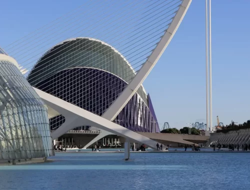 L'Hemisfèric en de brug in de Ciudad de las Artes y las Ciencias in Valencia