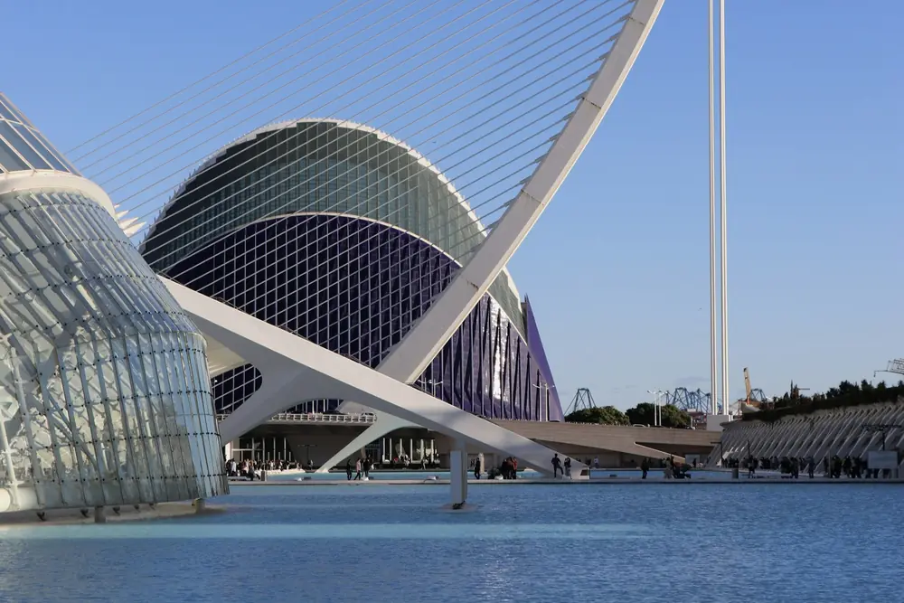 L'Hemisfèric en de brug in de Ciudad de las Artes y las Ciencias in Valencia