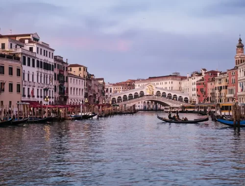 Gondels op de Canal Grande in Venetië met de Rialtobrug op de achtergrond