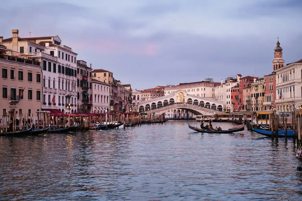 Gondels op de Canal Grande in Venetië met de Rialtobrug op de achtergrond