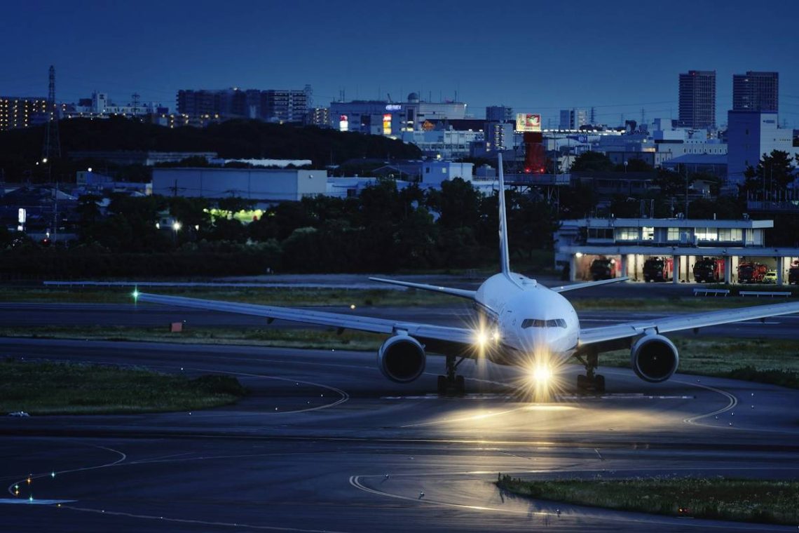Vliegtuig op de landingsbaan van Osaka Airport bij aankomst in Japan