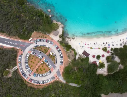 Luchtfoto van een wit strand met turquoise water aan de westkust van Curaçao
