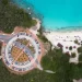 Luchtfoto van een wit strand met turquoise water aan de westkust van Curaçao