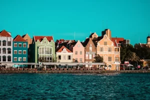 De kleurrijke huizen aan de Handelskade in Willemstad op Curaçao