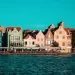 De kleurrijke huizen aan de Handelskade in Willemstad op Curaçao